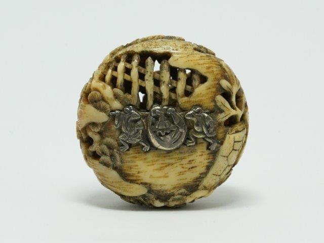 Ɏ KO: AN INLAID WALRUS IVORY RYUSA MANJU NETSUKE WITH DEPICTING THE 2 mouses By Ko, sealed Ko 光